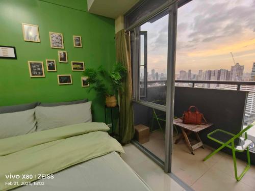 Cubao Manhattan Heights Residential Condo TB30N High Floor Studio with Balcony City View Pool Netflix 5 Min Walk to the Araneta Coliseum Gateway Mall SM Staycations by SMS — 4-Star Luxury Hotel in Manila, Philippines