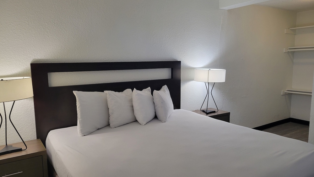 MC Pacific Inn & Suites - photo 10