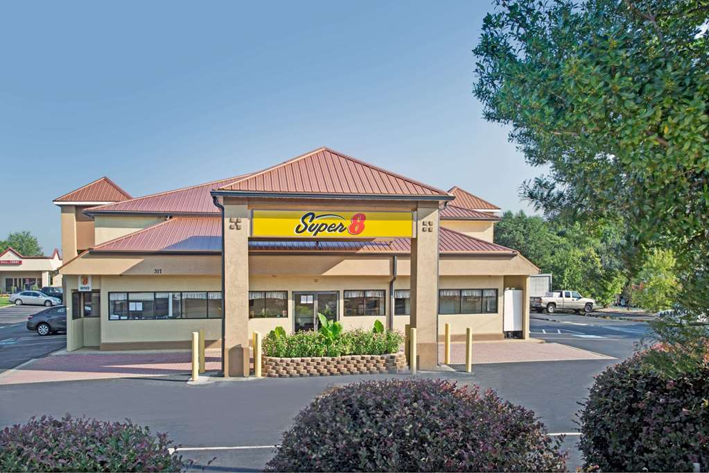 Super 8 by Wyndham Suwanee — hotel in Suwanee