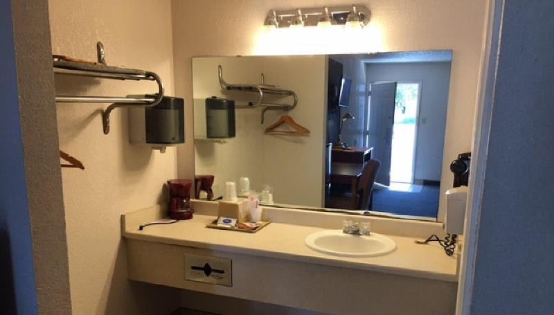 Executive Inn Hebbronville - photo 14