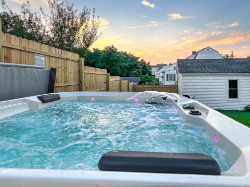 Near Makers Mark & Bardstown Hot Tub Dogs Welcome EV Chrger — Springfield — photo 2