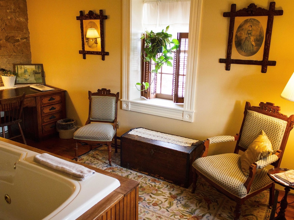 The Stagecoach Inn Bed & Breakfast and Five20 Social Stop - photo 6
