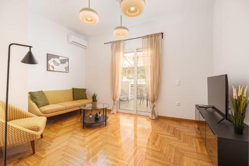 Bright & Contemporary Home with Balcony in Vibrant Piraeus — 4-Star Luxury Hotel in Piraeus, Greece