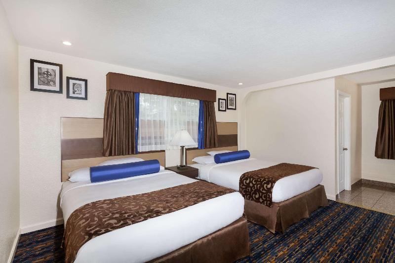Howard Johnson by Wyndham Berkeley - photo 8
