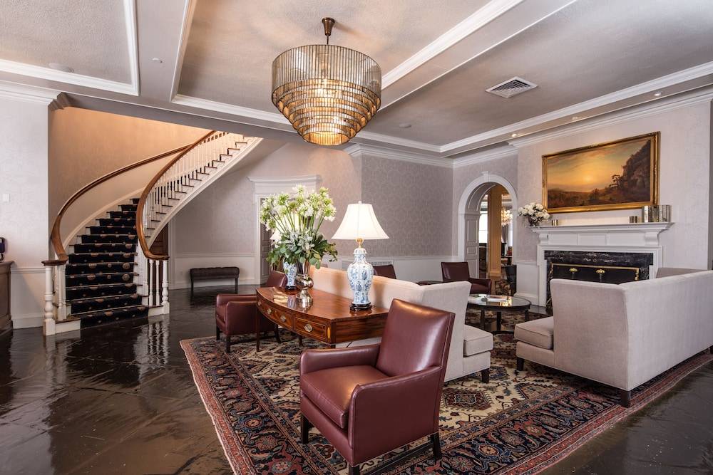 The Tidewater Inn - photo 2