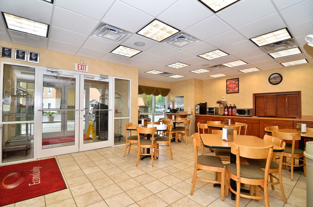 Econo Lodge Valdosta - photo 31