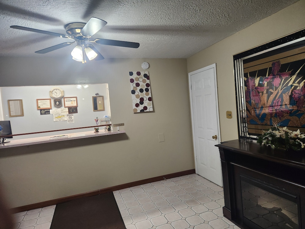 Royal Motel - photo 2