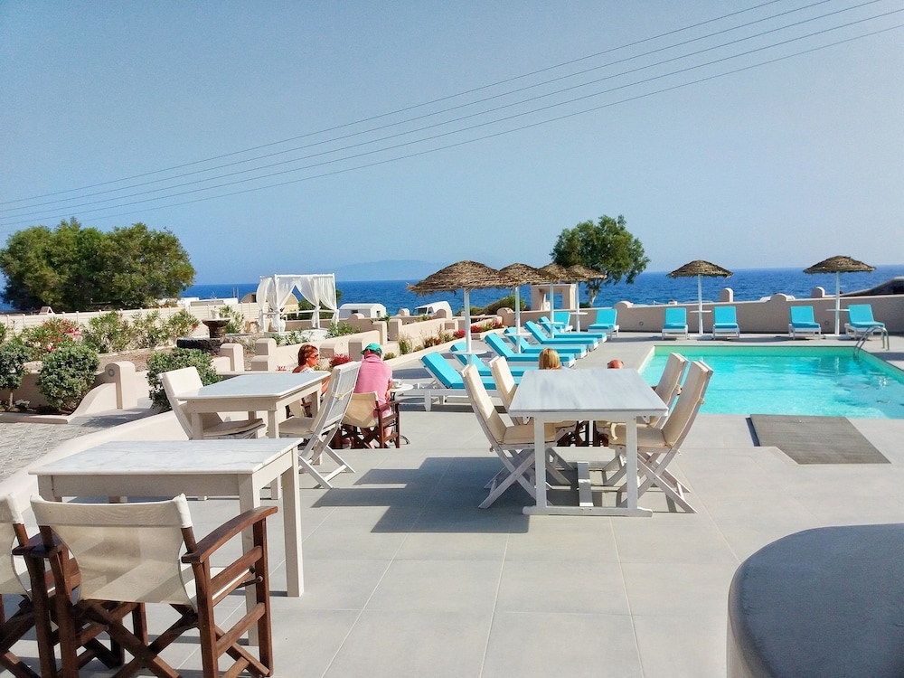 En Plo Boutique Suites in Oia, Greece