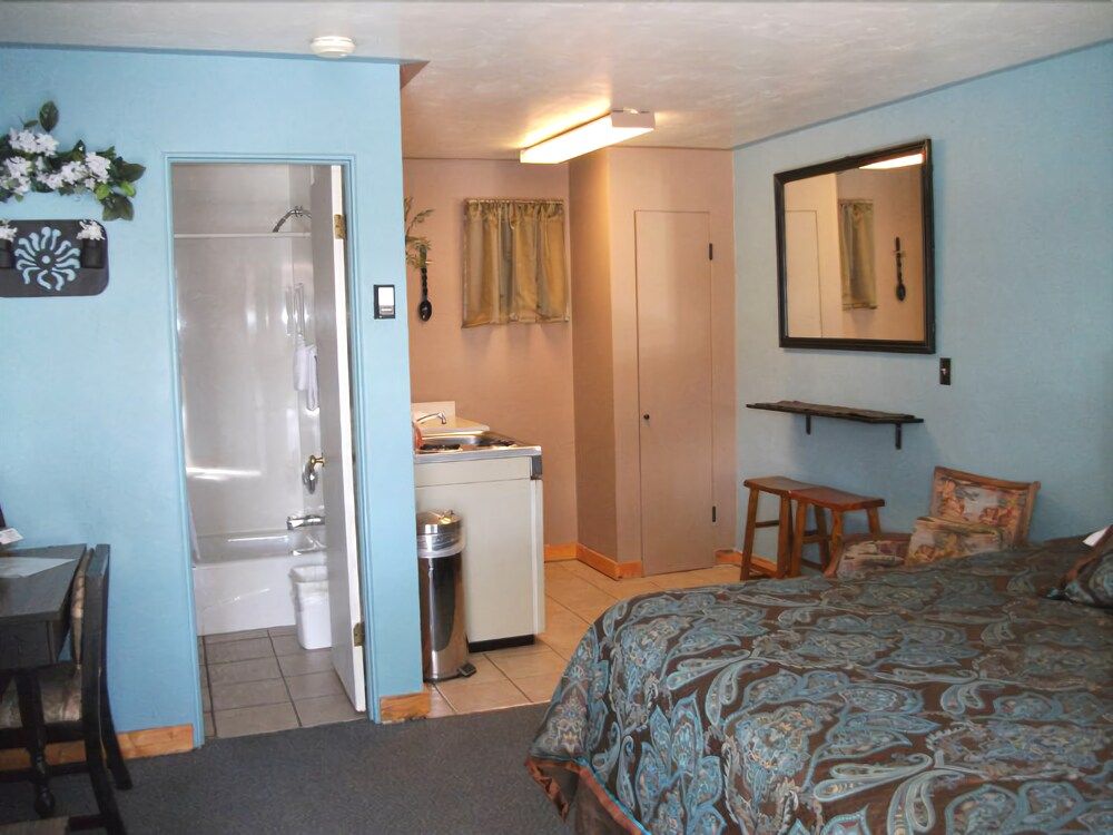 Caboose Motel - photo 18