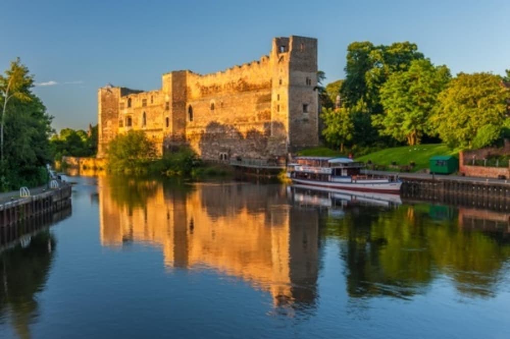 Cosy 1BR Hideaway Hot Tub Wifi & Private Pond in Newark On Trent, United Kingdom