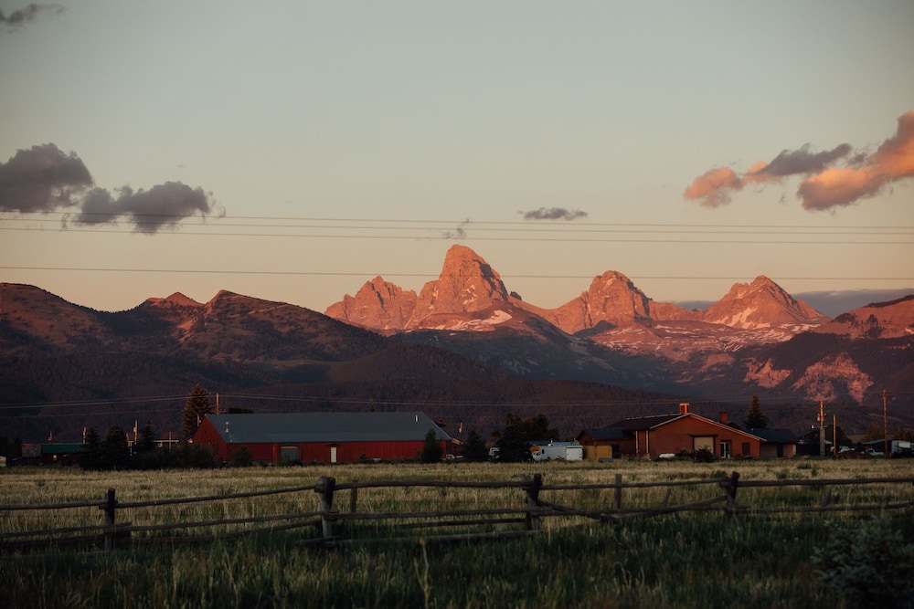 Teton Peaks Resort - carbon neutral hotel in Driggs