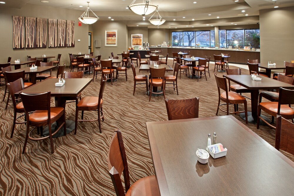 Holiday Inn Evansville Airport - photo 12