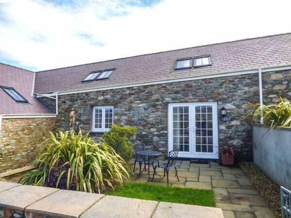 Y Wylan - carbon neutral hotel in Holyhead