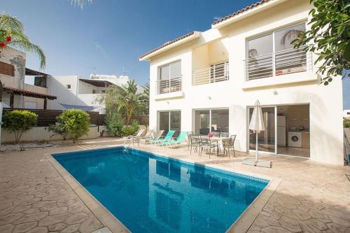 Villa Dafnis Sunshine Modern 3 Bedroom Central Protaras Villa With Pool — 4-Star Luxury Hotel in Protaras, Cyprus