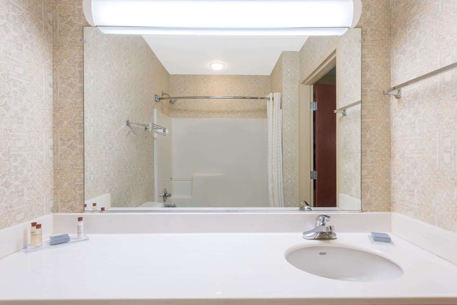 Lancaster Suites - photo 25