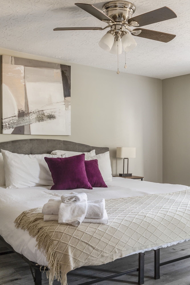 Newly renovated 4BR CozySuites - photo 9