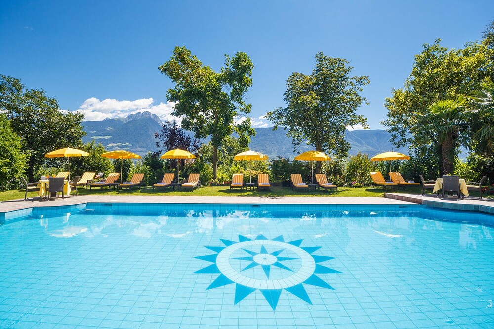 Landhaus Hotel Kristall — hotel in Marlengo
