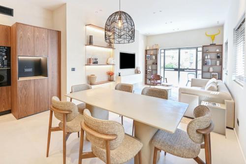 Stylish 3BR close to the beach by HolyGuest — 4-Star Luxury Hotel in Tel Aviv, Israel