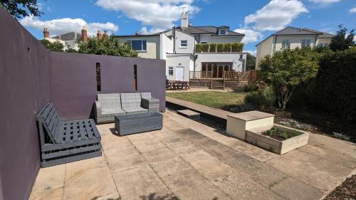 Cheltenham large house with gym bar & hot tub — 4-Star Luxury Hotel in Cheltenham, United Kingdom