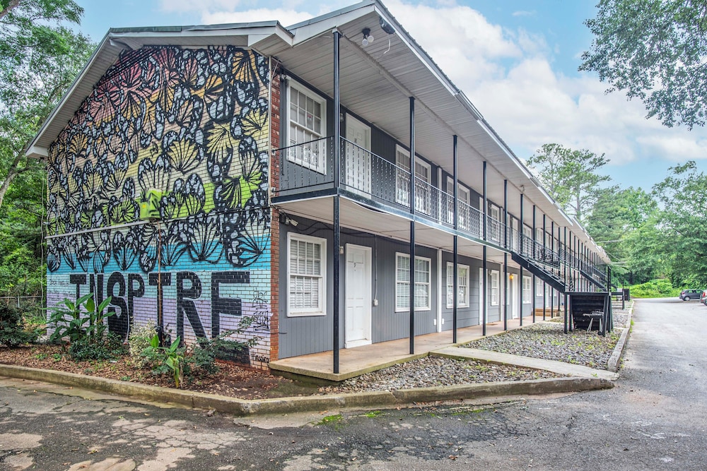 Dawgs on Broad #7 in Athens, United States