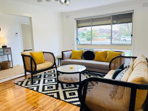 D142 Sunshine Designed Living — hotel in Sunshine