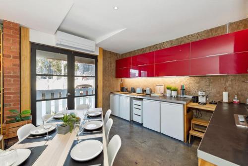 Group Stays Made Easy Opp Victoria Mkt by Custom Bnb Hosting — 4-Star Luxury Hotel in Melbourne, Australia
