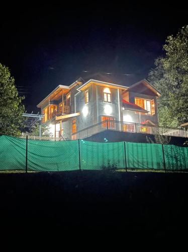 Vacay Datcha 3 bedroom and attic bedroom — 4-Star Luxury Hotel in Kud, India