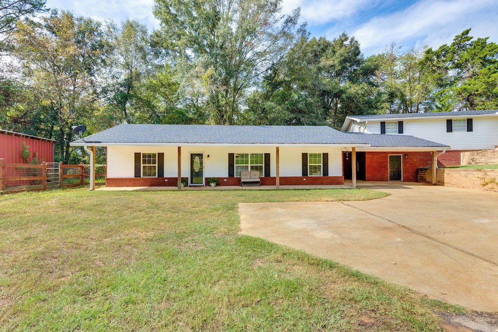 Rural Retreat with Covered Porch Near Jackson in Jackson, United States