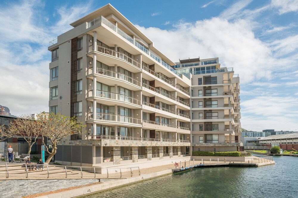 Canal Quays WHosting — 4-Star Luxury Hotel in Cape Town, South Africa