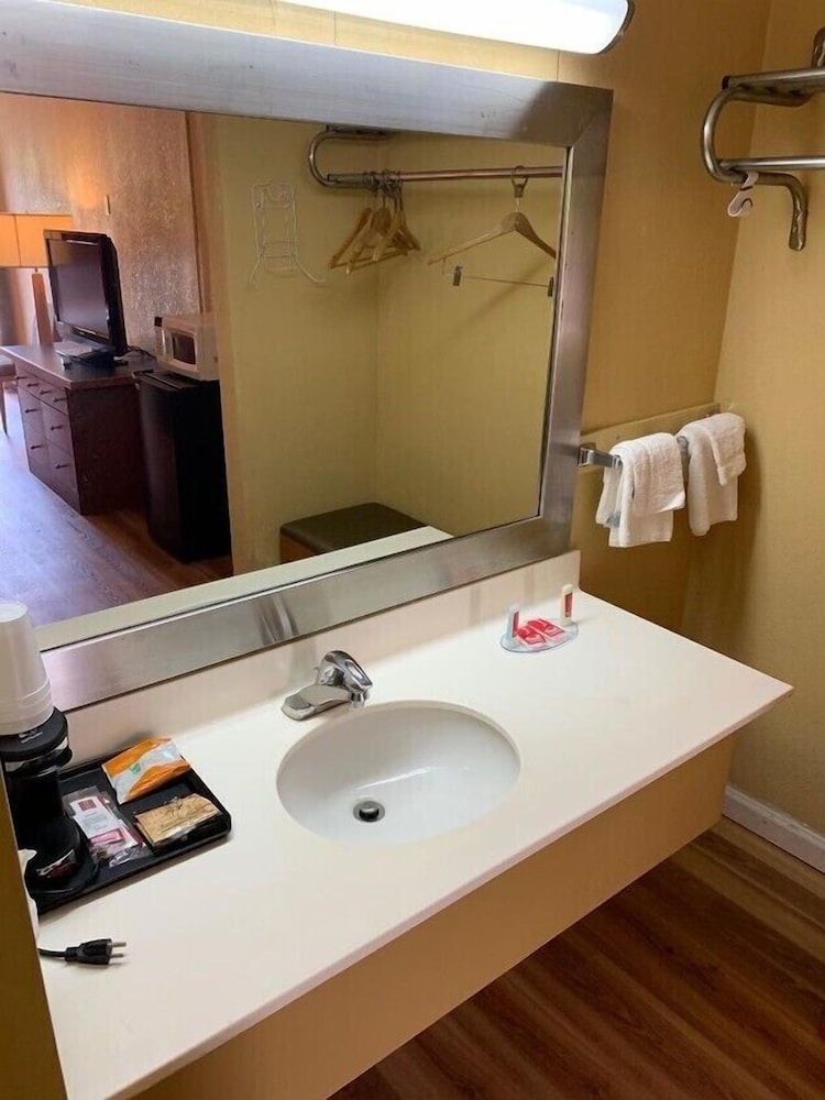 AmeriVu Inn & Suites Gilbertsville - photo 17