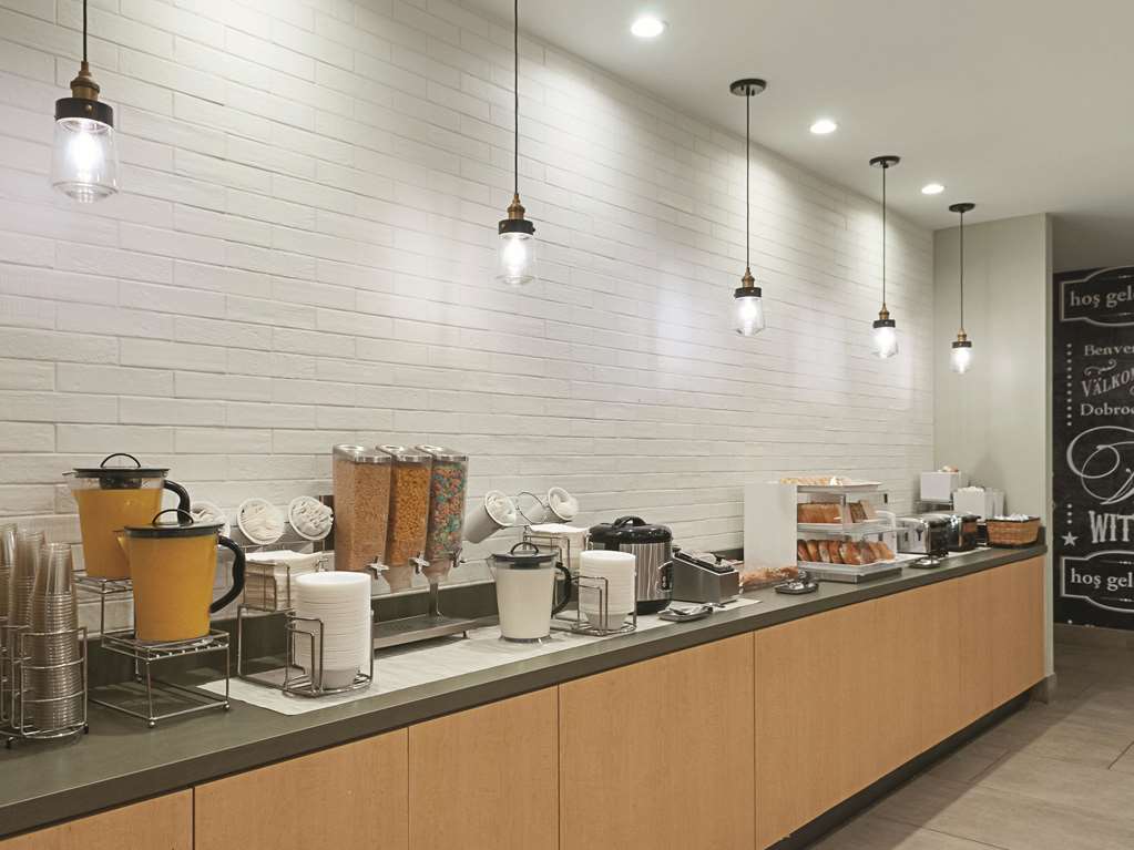 La Quinta Inn & Suites by Wyndham New Orleans Downtown - photo 62