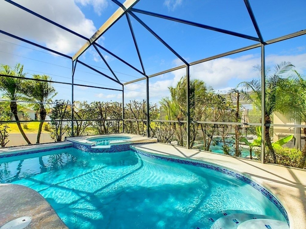 Elegant 5BR Home w Private Pool Spa Near Disney — 4-Star Luxury Hotel in Davenport, United States