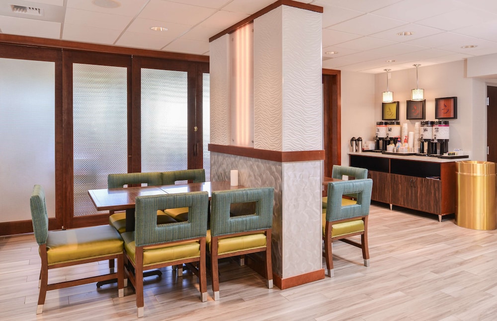Hampton Inn Seattle Airport - photo 28