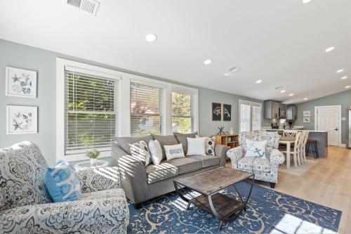 222 W Ashley Sea Breeze Minutes to the Ocean and Downtown Folly Beach - featured photo