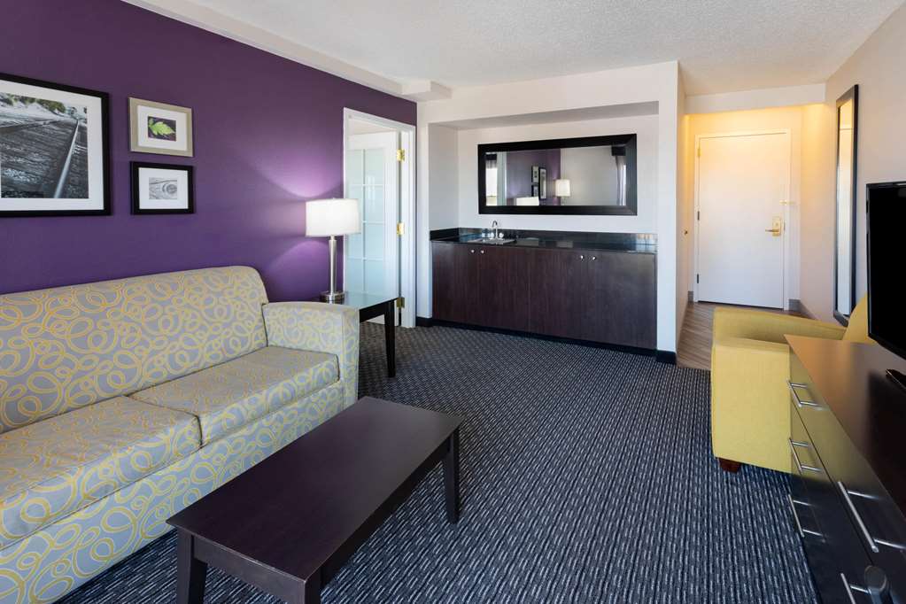 La Quinta Inn & Suites by Wyndham Minneapolis Bloomington W - photo 54