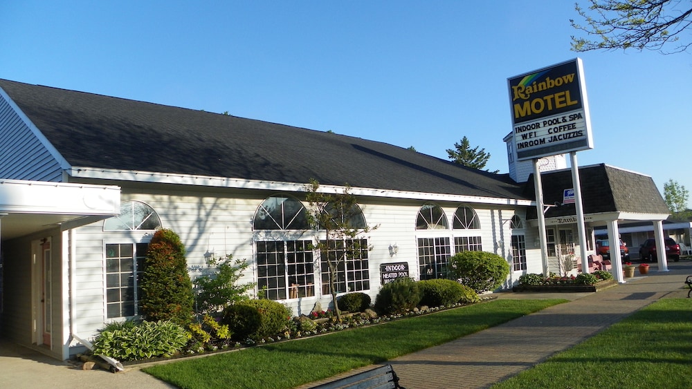 Rainbow Motel - carbon neutral hotel in Mackinaw