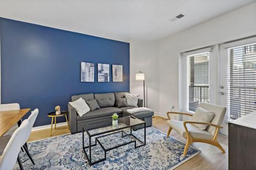 Modern 2BD 5 Min DT Gym Parking W D Sleeps 12 — 4-Star Luxury Hotel in Charlotte, United States
