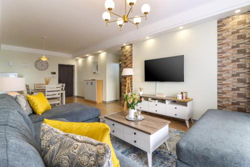 Luxe Home With Lovely Views Balcony Gym&Pool