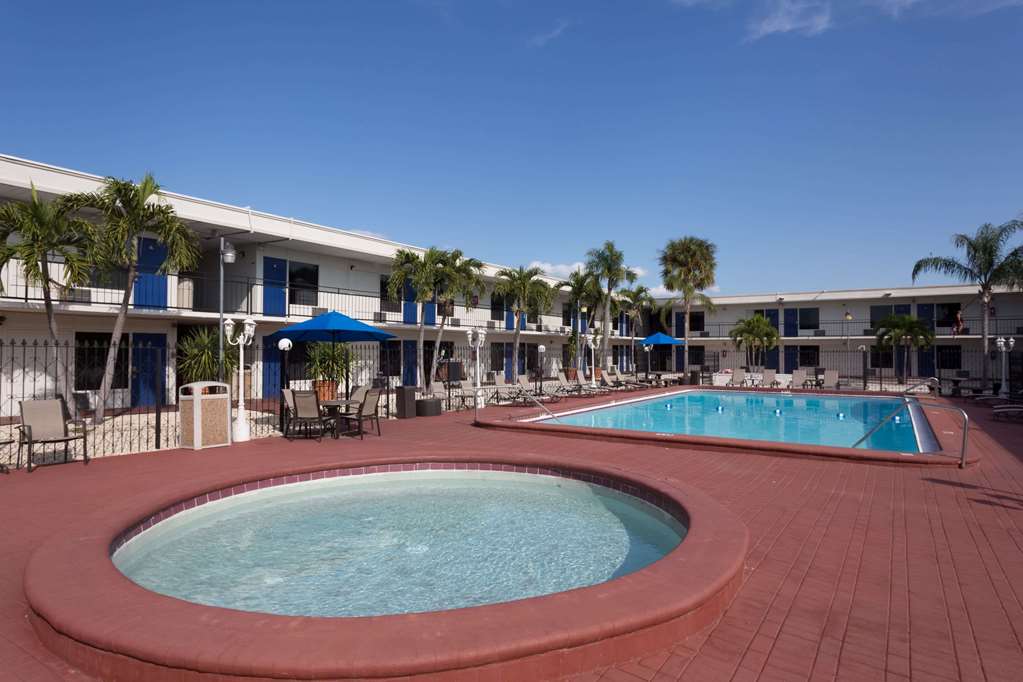 Days Inn by Wyndham St. Petersburg Tampa Bay Area - photo 4