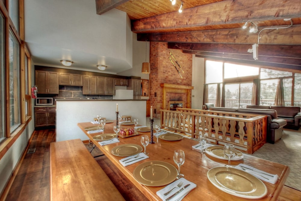 Spacious 8 bdrm Cottage with Private Beach Access BBQ Hot Tub Sauna Pet friendly — 4-Star Luxury Hotel in Collingwood, Canada