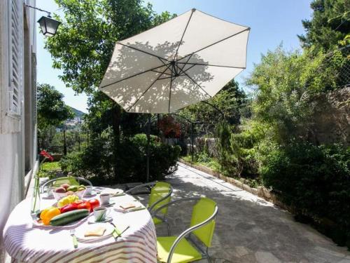Apartment Blue & Green Two Bedroom Apartment with Terrace and Garden View