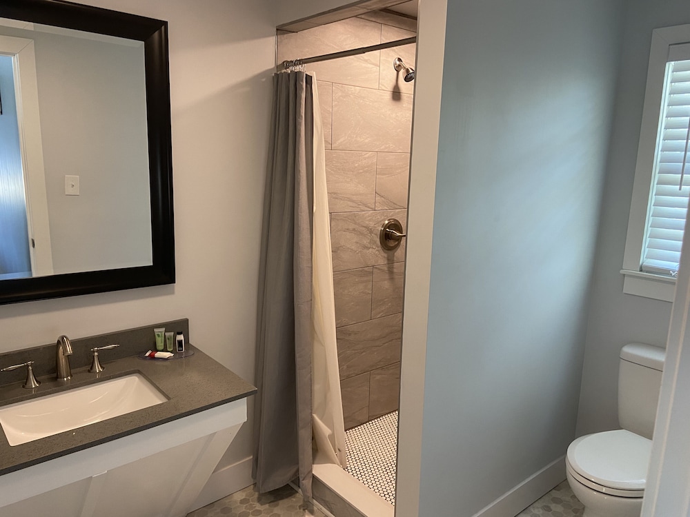 Elk Rapids Lakeshore Inn - photo 20