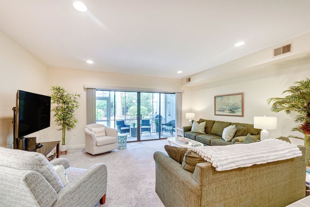 Patio Pool Access: North Myrtle Beach Retreat — 4-Star Luxury Hotel in North Myrtle Beach, United States