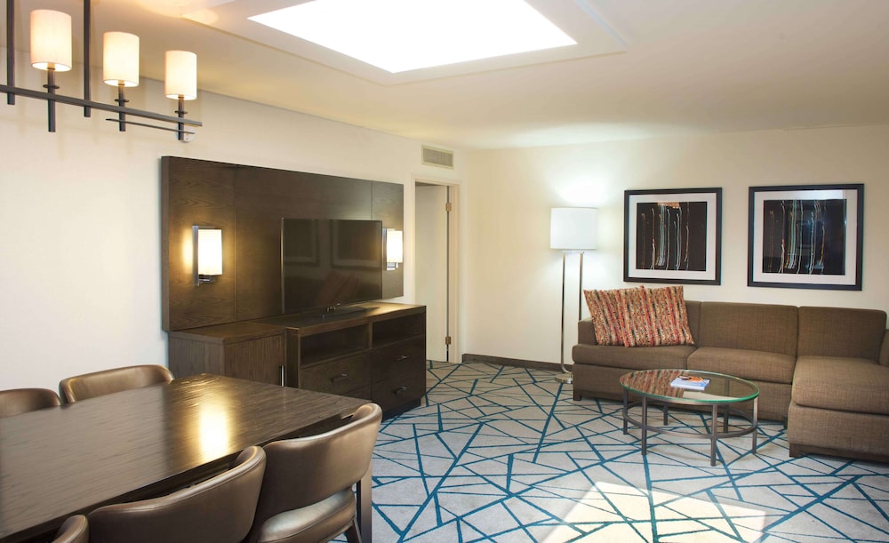 Embassy Suites by Hilton Detroit Livonia Novi - photo 9