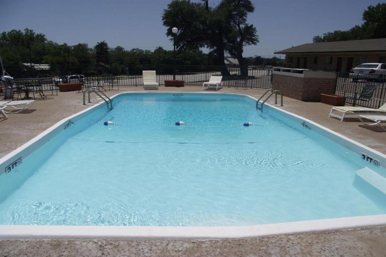 Glen Rose Inn and Suites - photo 5