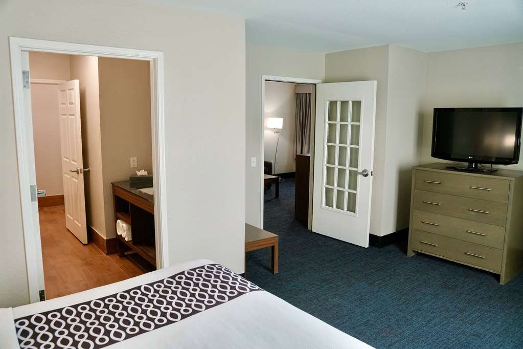 La Quinta Inn & Suites by Wyndham Tomball - photo 31