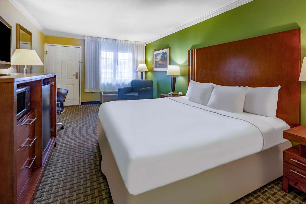 Days Inn by Wyndham Austintown - photo 19