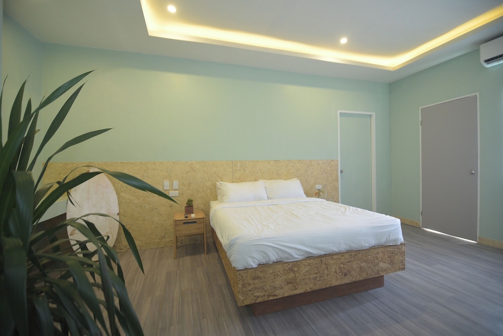 Mosaic Liwliwa Hotel Near Beach in San Felipe, Philippines