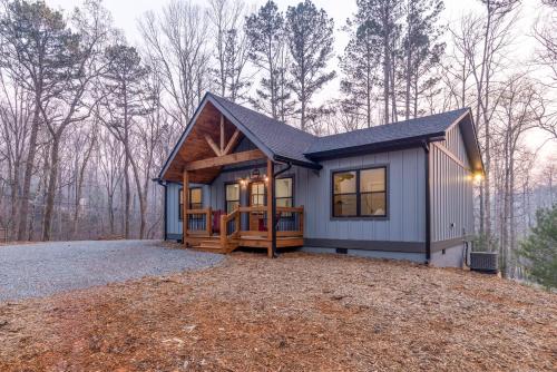 River View Getaway by 2DC in Ellijay, United States