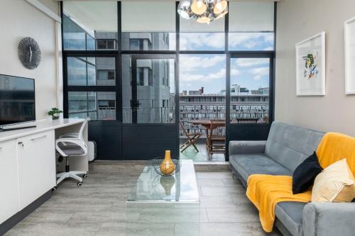 Stylish 2BR Apartment with Balcony & Skyline Views Walk to V&A & CTICC